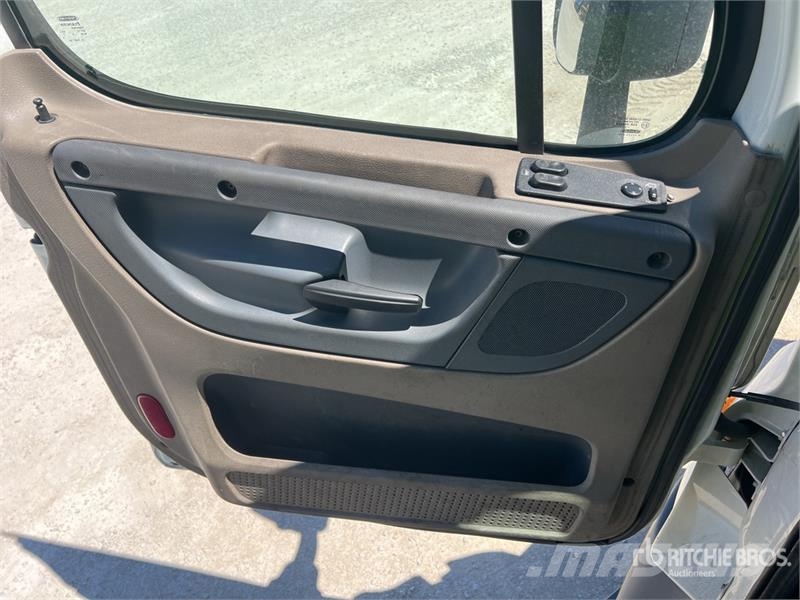 Freightliner Cascadia 125 6x4 T/A Sleeper Truck Tractor Tractor Units