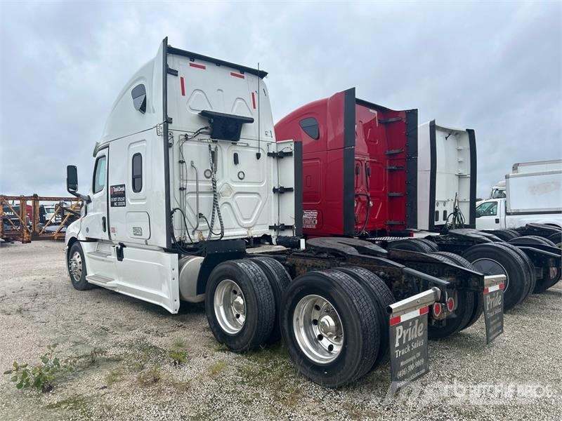 Freightliner Cascadia 126 6x4 T/A Sleeper Truck Tractor Tractor Units