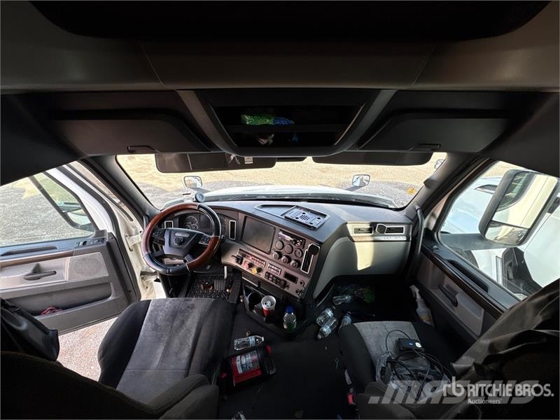Freightliner Cascadia 126 6x4 T/A Sleeper Truck Tractor (Inoper Trekkvogner