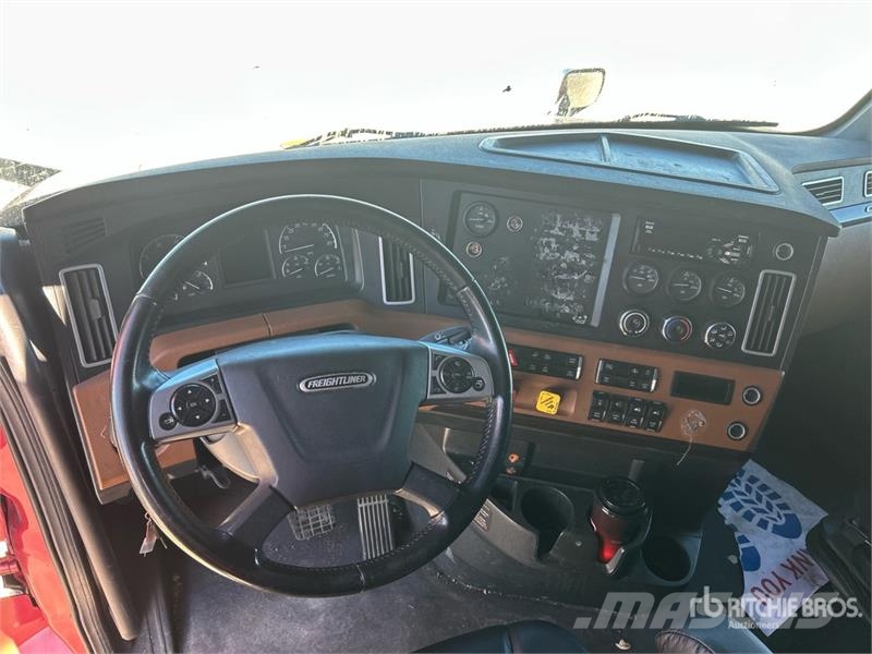 Freightliner Cascadia 126 6x4 T/A Sleeper Truck Tractor Tegljači