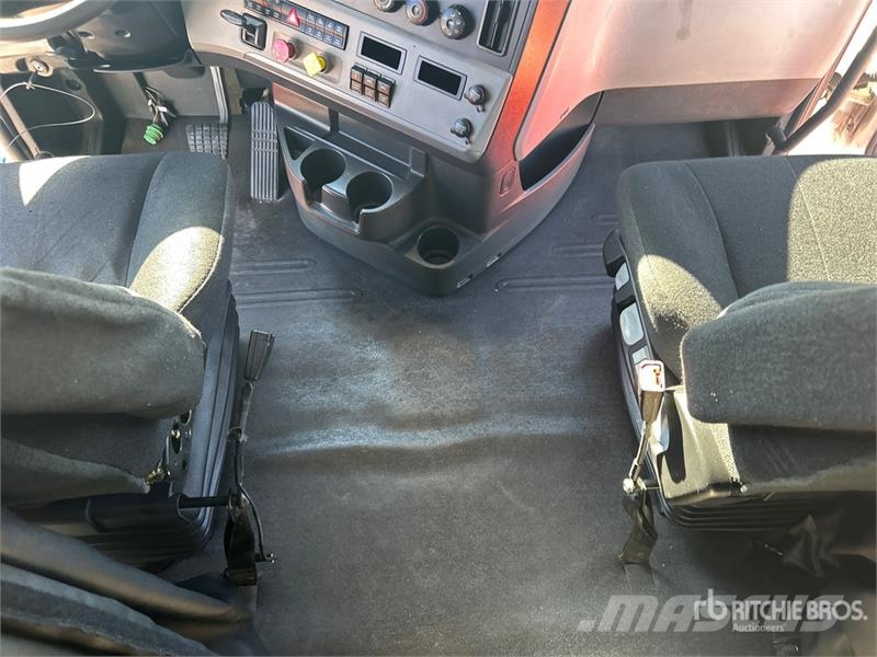 Freightliner Cascadia 126 6x4 T/A Sleeper Truck Tractor Tractor Units