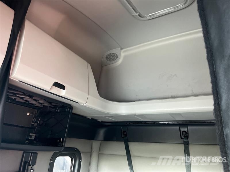 Freightliner Cascadia 126 6x4 T/A Sleeper Truck Tractor (Inoper Prime Movers
