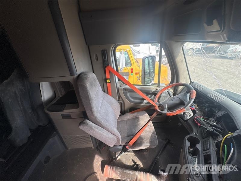 Freightliner Cascadia 125 6x4 T/A Sleeper Truck Tractor (Inoper Tractores (camiões)