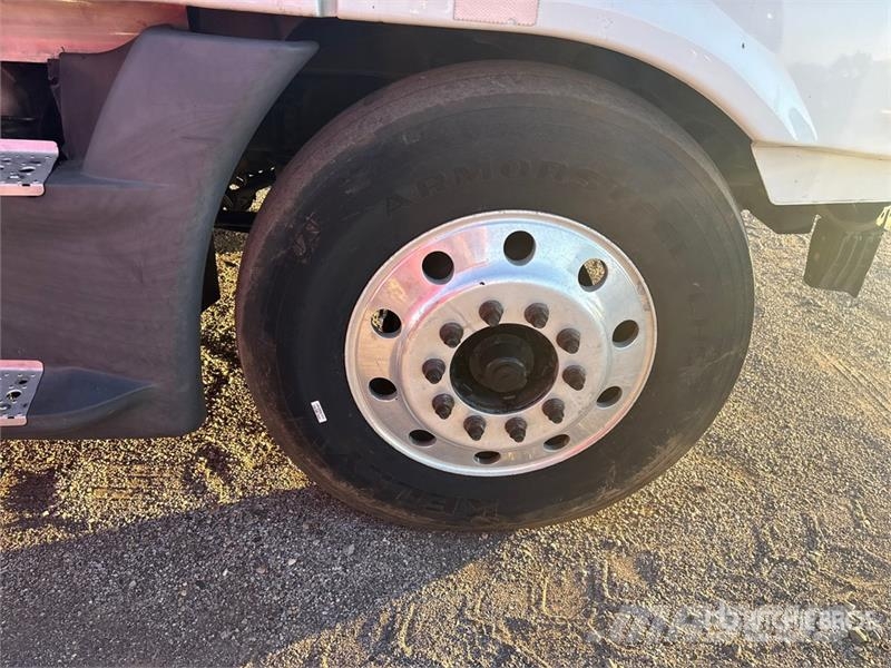 Freightliner Cascadia 125 8x4 Tri/A Sleeper Truck Tractor (Inop Vilcēji