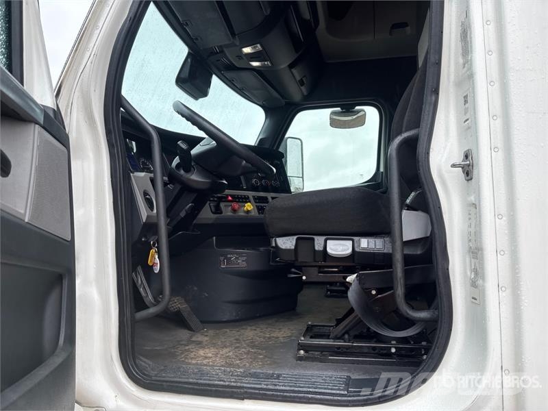 Freightliner Cascadia 126 6x4 T/A Sleeper Truck Tractor Sattelzugmaschinen