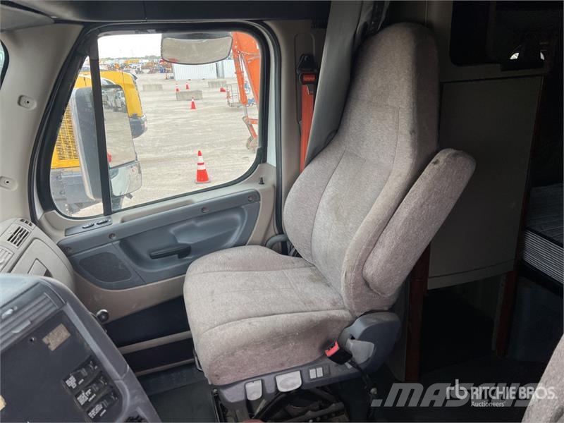 Freightliner Cascadia 125 6x4 T/A Sleeper Truck Tractor Tractor Units