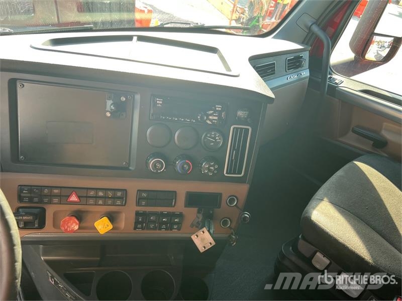 Freightliner Cascadia 126 6x4 T/A Sleeper Truck Tractor Vilcēji