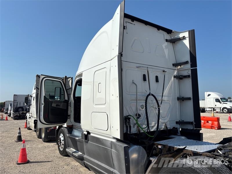 Freightliner Cascadia 126 6x4 T/A Sleeper Truck Tractor Sattelzugmaschinen