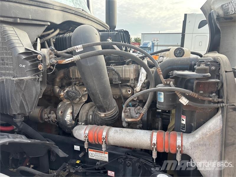 Freightliner Cascadia 126 6x4 T/A Sleeper Truck Tractor Vlačilci