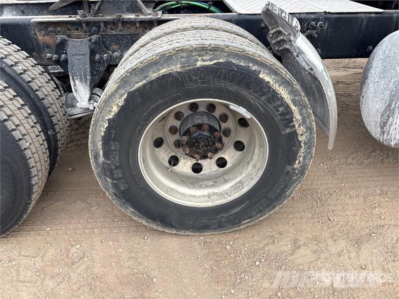 Freightliner Cascadia 126 6x4 T/A Sleeper Truck Tractor 牵引车