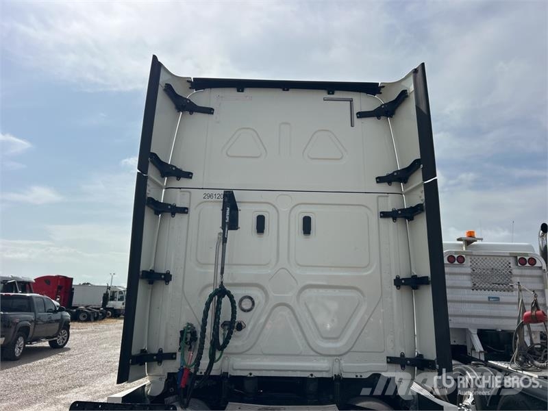 Freightliner Cascadia 126 T/A Sleeper Truck Tractor Prime Movers