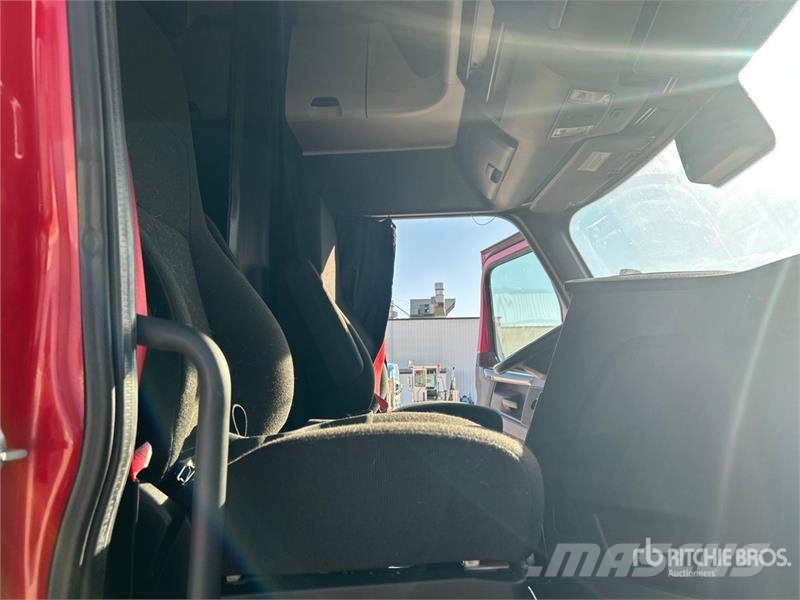 Freightliner Cascadia 126 6x4 T/A Sleeper Truck Tractor Tegljači