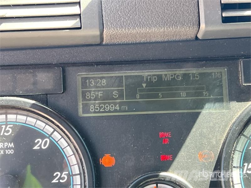 Freightliner Cascadia 125 6x4 T/A Sleeper Truck Tractor Tractor Units