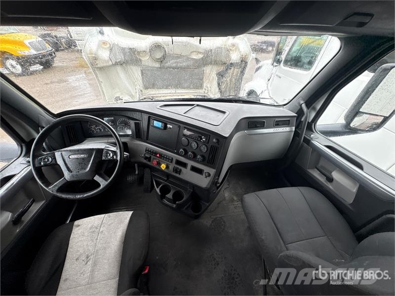Freightliner Cascadia 126 6x4 T/A Sleeper Truck Tractor Tractor Units