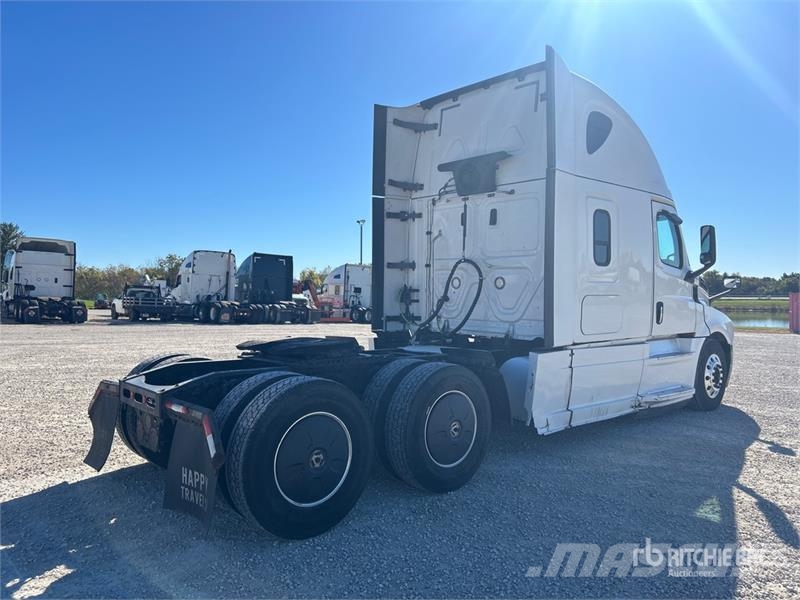 Freightliner Cascadia 126 6x4 T/A Sleeper Truck Tractor Tractor Units
