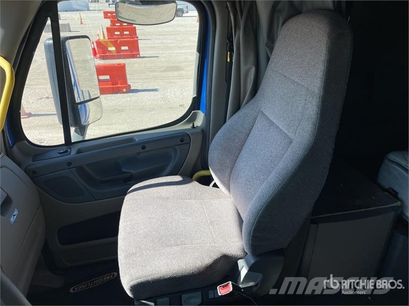 Freightliner Cascadia 125 6x4 T/A Sleeper Truck Tractor Cabezas tractoras
