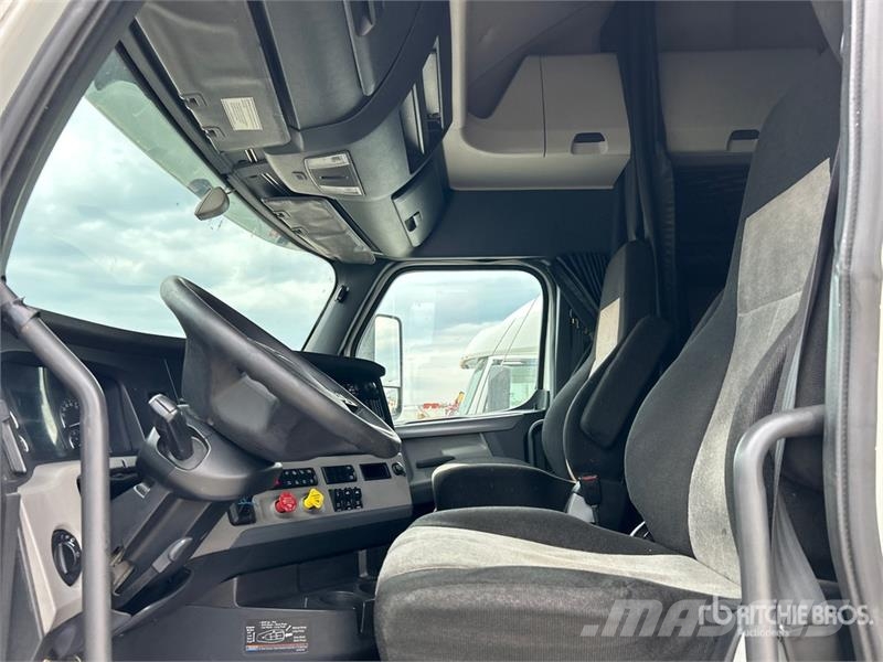 Freightliner Cascadia 126 6x4 Rebuilt Title* T/A Sleeper Truck  Cavalos mecânicos