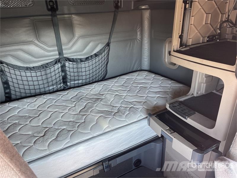 Freightliner Cascadia 125 6x4 T/A Sleeper Truck Tractor Cabezas tractoras
