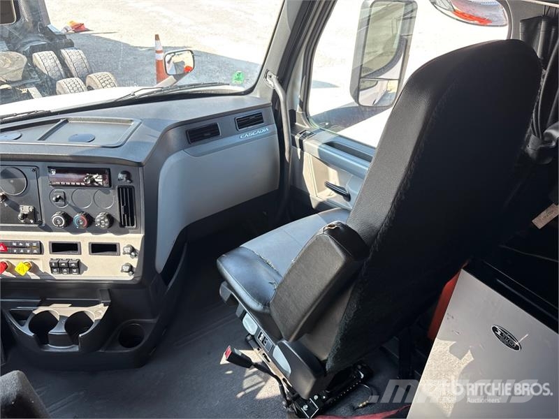 Freightliner Cascadia 126 6x4 T/A Sleeper Truck Tractor Sattelzugmaschinen