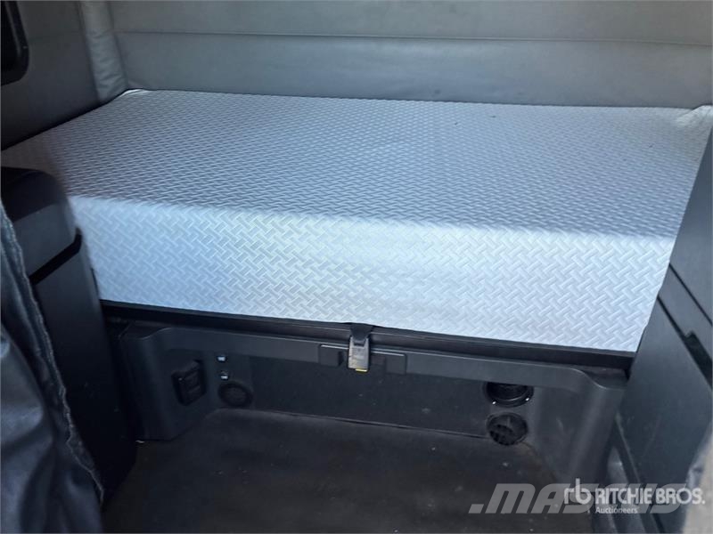 Freightliner Cascadia 126 6x4 T/A Sleeper Truck Tractor 曳引機組件