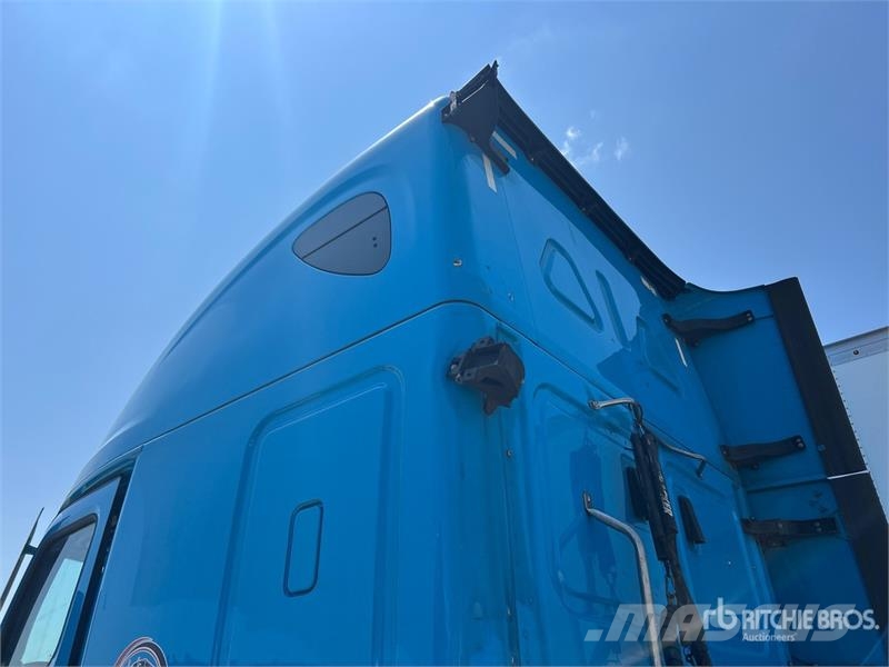 Freightliner Cascadia 126 6x4 T/A Sleeper Truck Tractor Tegljači