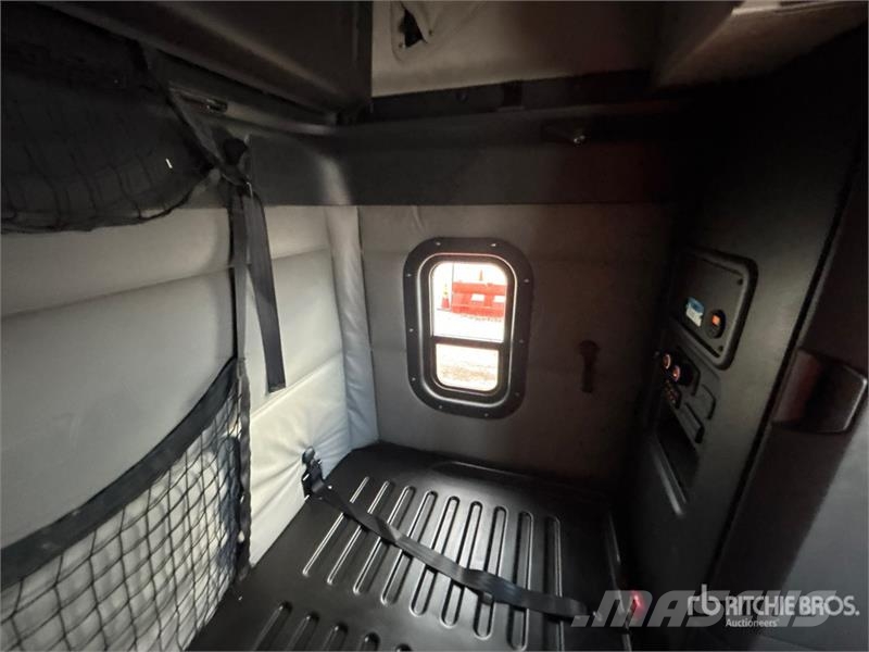 Freightliner Cascadia 126 6x4 T/A Sleeper Truck Tractor Vlačilci
