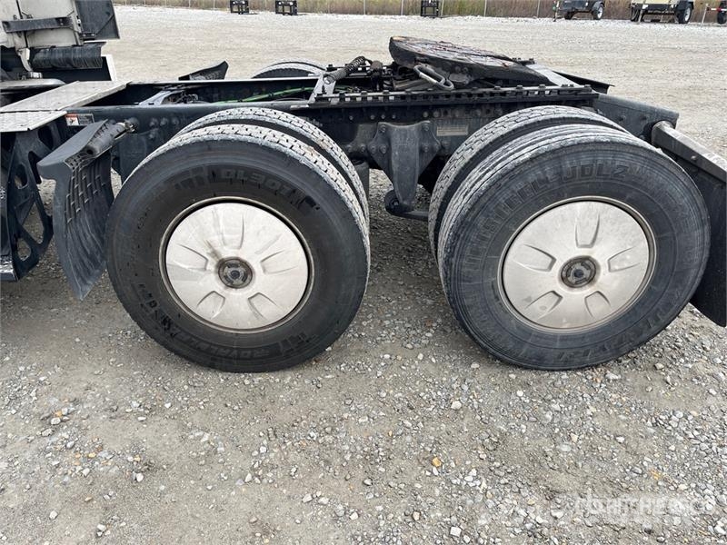 Freightliner Cascadia 126 T/A Sleeper Truck Tractor Vilcēji
