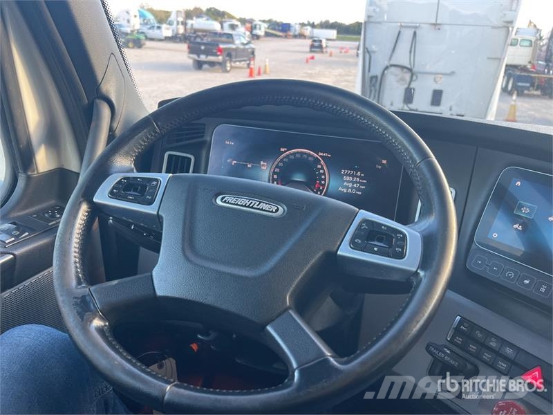Freightliner Cascadia 126 6x4 T/A Sleeper Truck Tractor Vlačilci