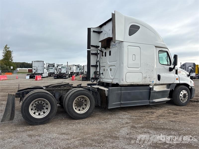Freightliner Cascadia 125 6x4 T/A Sleeper Truck Tractor Tractor Units