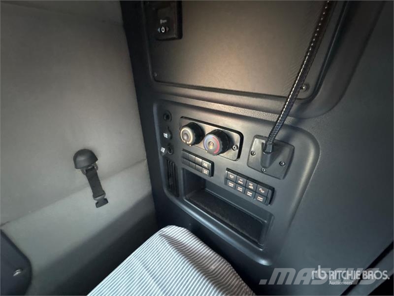 Freightliner Cascadia 126 6x4 T/A Sleeper Truck Tractor Traktorske jedinice