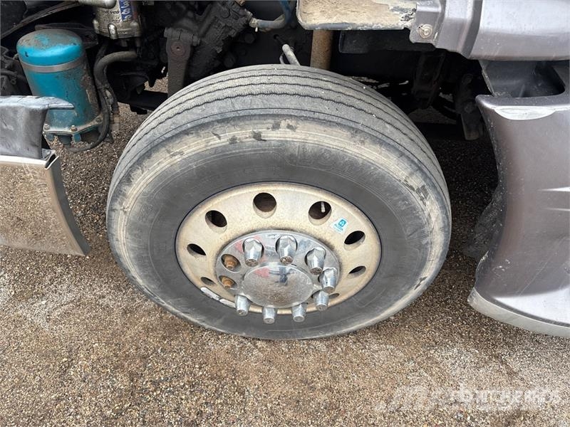 Freightliner Cascadia 125 6x4 T/A Sleeper Truck Tractor 曳引機組件