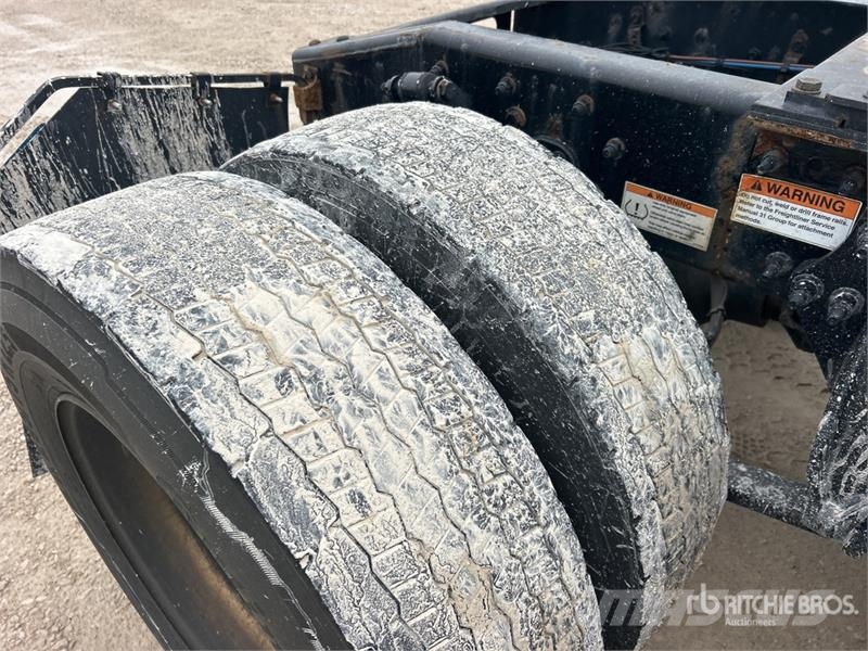 Freightliner Cascadia 126 6x4 T/A Sleeper Truck Tractor Тягачі