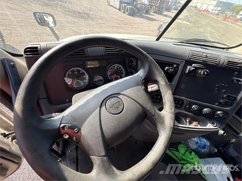 Freightliner Cascadia 125 6x4 T/A Sleeper Truck Tractor Tegljači