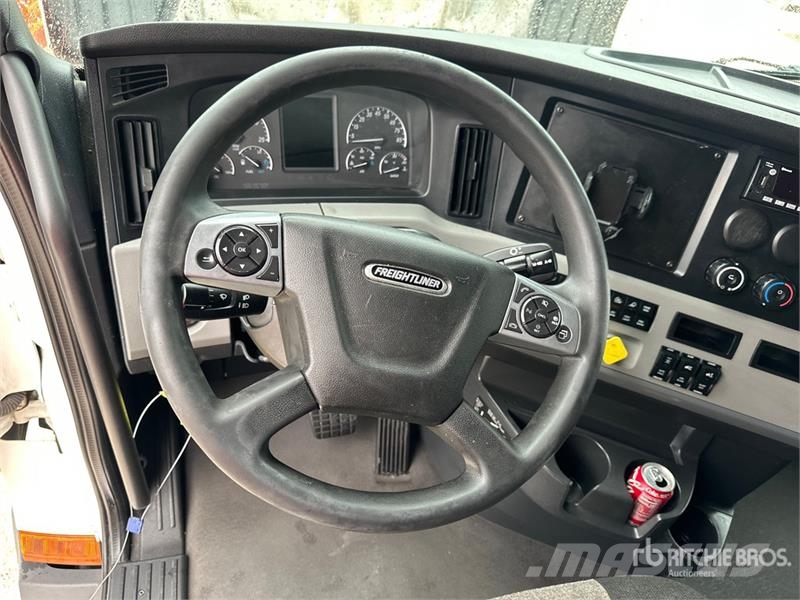 Freightliner Cascadia 126 6x4 T/A Sleeper Truck Tractor Влекачи