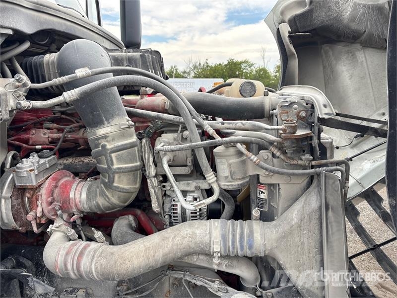 Freightliner Cascadia 126 6x4 T/A Sleeper Truck Tractor 牵引车