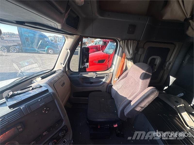 Freightliner Cascadia 125 8x4 Tri/A Sleeper Truck Tractor (Inop Vilcēji