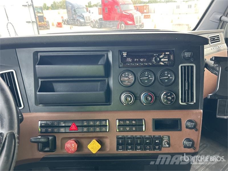 Freightliner Cascadia 126 6x4 T/A Sleeper Truck Tractor Тягачі