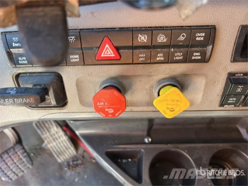 Freightliner Cascadia 126 6x4 T/A Sleeper Truck Tractor Traktorske jedinice