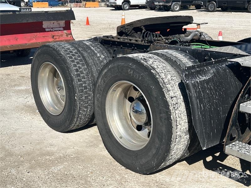 Freightliner Cascadia 126 6x4 T/A Sleeper Truck Tractor Vlačilci