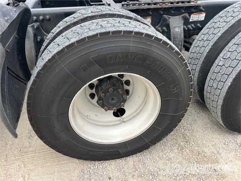 Freightliner Cascadia 125 6x4 T/A Sleeper Truck Tractor Vilcēji