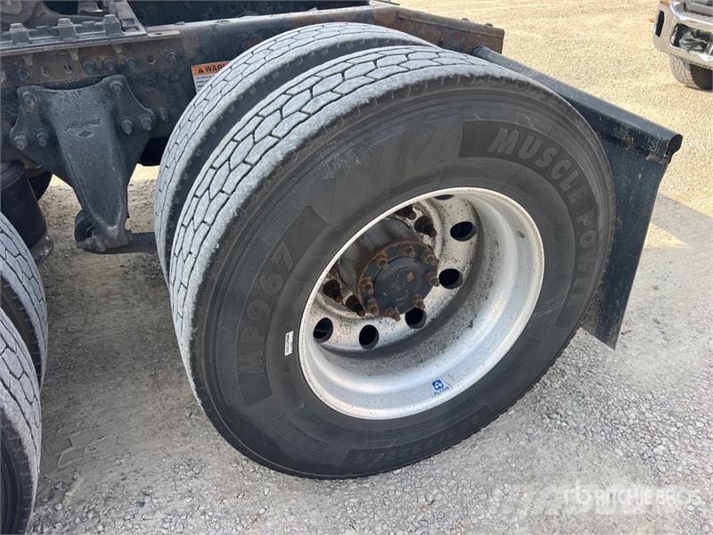 Freightliner Cascadia 126 6x4 T/A Sleeper Truck Tractor Sattelzugmaschinen