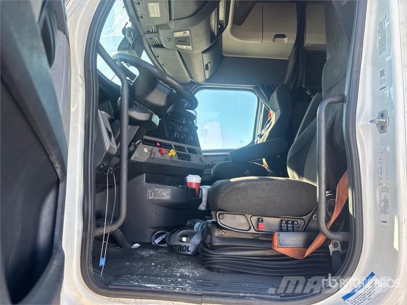 Freightliner Cascadia 126 6x4 T/A Sleeper Truck Tractor Motrici e Trattori Stradali
