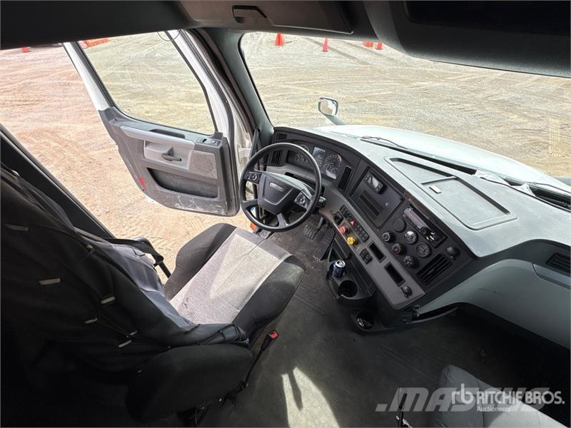 Freightliner Cascadia 126 6x4 T/A Sleeper Truck Tractor Çekiciler
