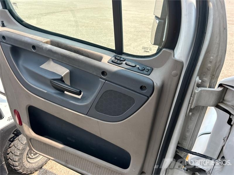Freightliner Cascadia 125 6x4 T/A Sleeper Truck Tractor (Glider Tractor Units