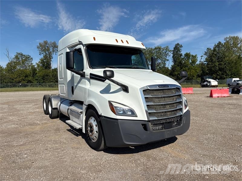 Freightliner Cascadia 126 6x4 T/A Sleeper Truck Tractor Sattelzugmaschinen