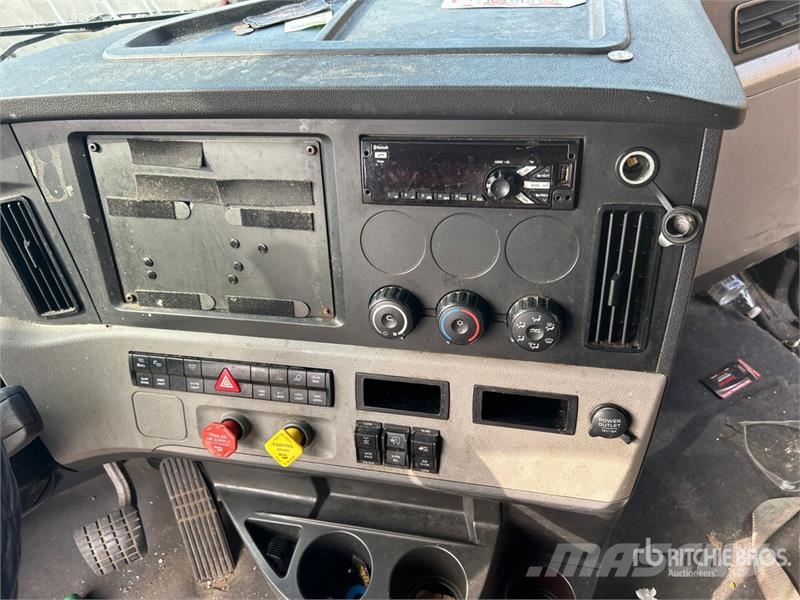 Freightliner Cascadia 126 6x4 T/A Sleeper Truck Tractor Tractor Units