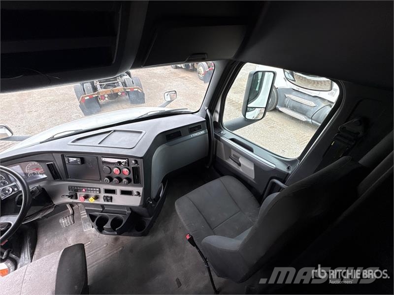 Freightliner Cascadia 126 6x4 T/A Sleeper Truck Tractor 牵引车