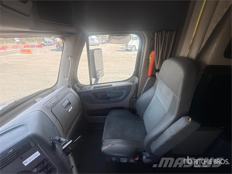 Freightliner Cascadia 125 6x4 T/A Sleeper Truck Tractor Влекачи