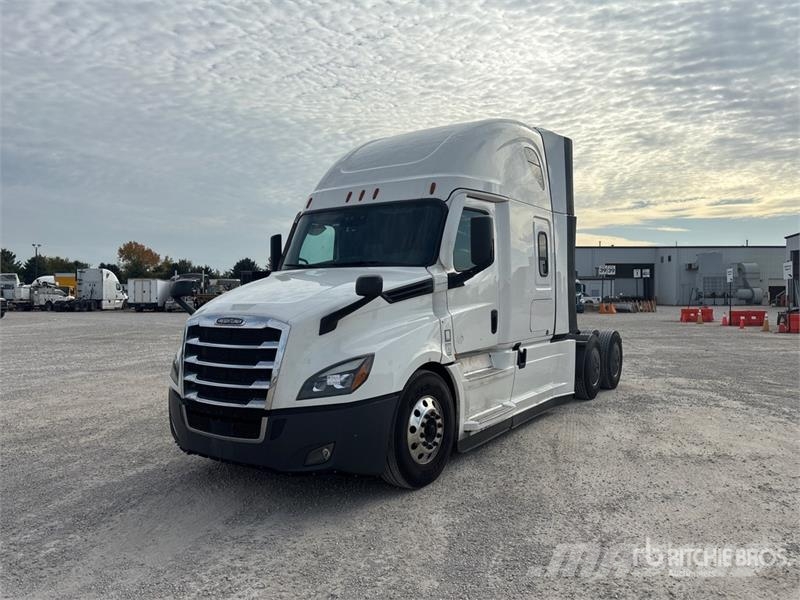 Freightliner Cascadia 126 6x4 T/A Sleeper Truck Tractor Vlačilci