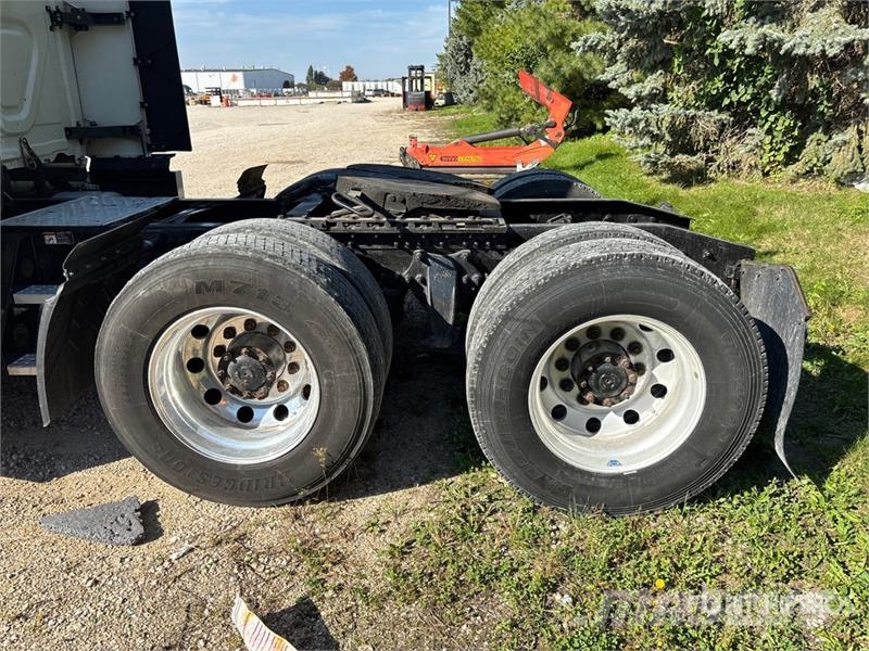 Freightliner Cascadia 126 6x4 T/A Sleeper Truck Tractor Nyergesvontatók